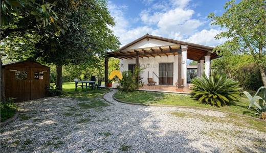 Villino indipendente con ampio giardino a pochi minuti dal mare