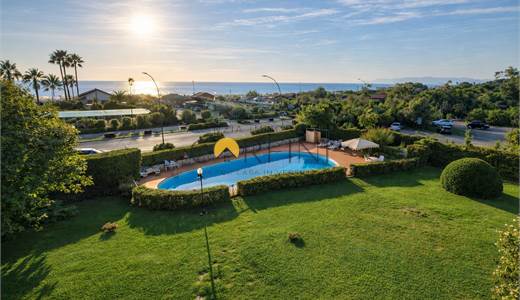 Appartamento fronte mare con piscina e terrazza panoramica vista mare