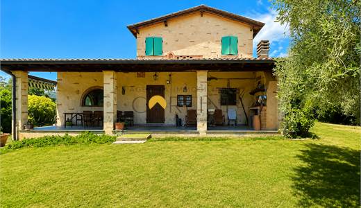 Casale toscano sulle colline di Camaiore, a pochi minuti da Pietrasanta